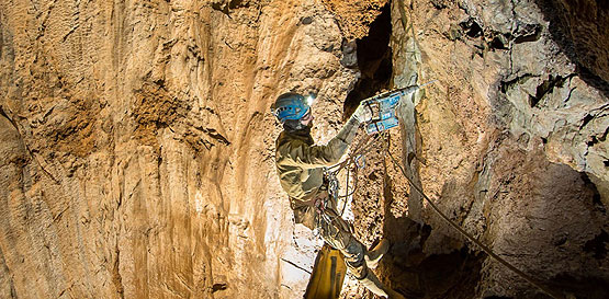  帶著博世鎚鑽探索地底世界 