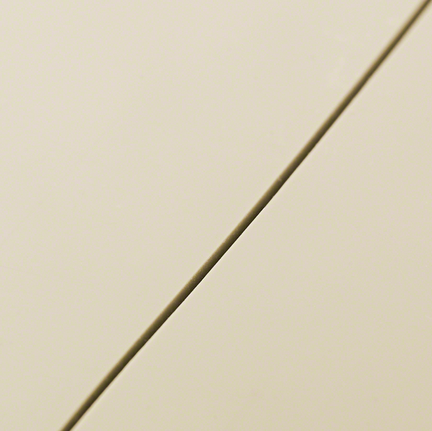 米色光滑瓷磚上直線切割線的特寫。