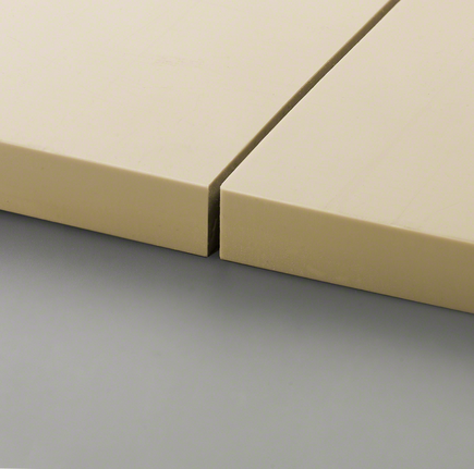 兩塊米色瓷磚經過精確切割，緊密地拼合在一起。