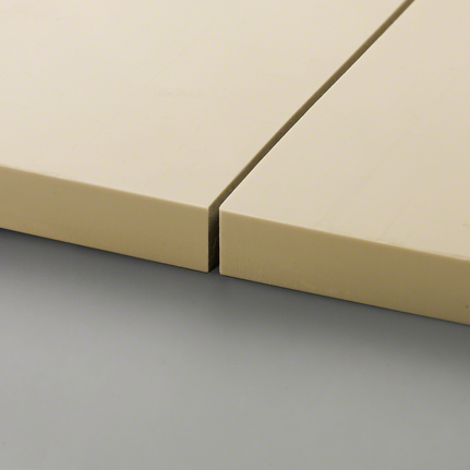 兩塊米色瓷磚切割精準，排列整齊，中間留有一條細小的縫隙。