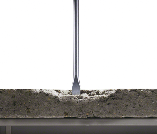 平鑿鑽頭鑿入混凝土板。.