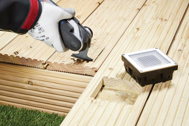 HCS 鉸鏈式切削鋸片 AII 65 BSPC 硬木 佩戴安全設備的人員切割木質甲板以安裝燈具。.