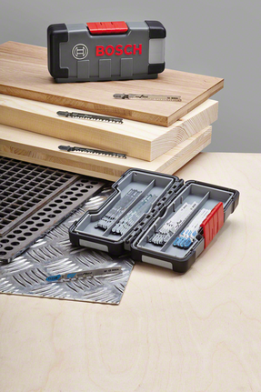 鋸片套裝展示在木板和金屬板上，鋸片整齊地收納在盒子裡。