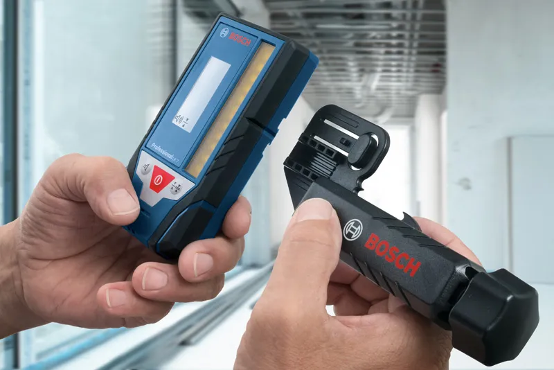 LR 7 在現代室內環境中,手持雷射接收器和安裝支架的人。