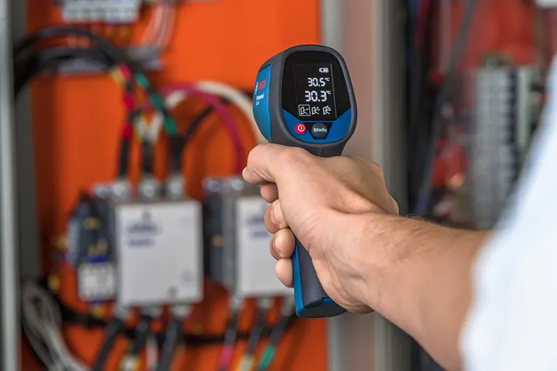 紅外線溫度計檢查面板。.