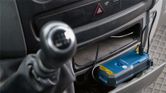 電池組透過 USB 連接線在汽車控制台上充電。