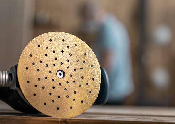 帶有多個除塵孔的Bosch砂紙盤。.