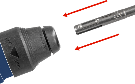 鑽頭位於電動工具卡盤附近，準備連接。.