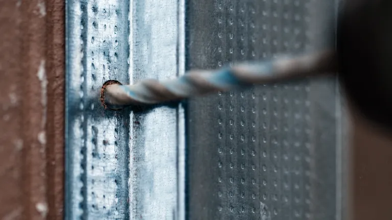 鑽頭在金屬表面鑽孔。