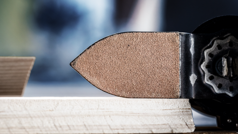 超耐久鎢鋼V型木漆兩用磨片 AVZ 32 RT10 多功能工具打磨板 32 x 53 公釐 細節砂光機使木質邊緣的表面變得光滑。