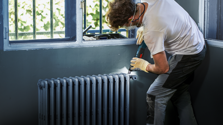 EXPERT MetalMax MAII 32 AIT 多功能工具刀片 70 x 32 公釐 配戴安全設備的人員使用無線電鑽安裝散熱器。