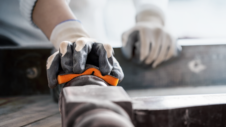 配戴安全設備的人員抓住金屬管進行對準。