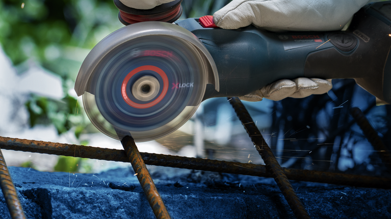 超耐久鑽石金屬切片專業款大尺寸 355 x 25.4 mm 配戴安全設備的人員使用角磨機切割生鏽的鋼筋。
