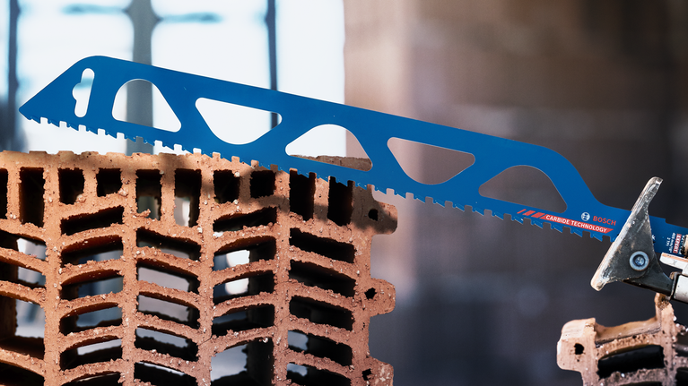 鋸片切割空心建築磚。