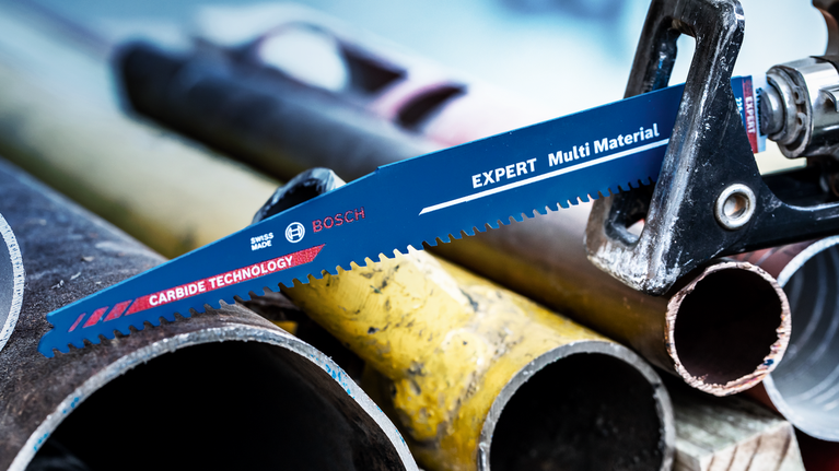 EXPERT ‘Multi Material’ S 1256 XHM 軍刀鋸 1 件式 往復鋸片切割堆疊的金屬管道。