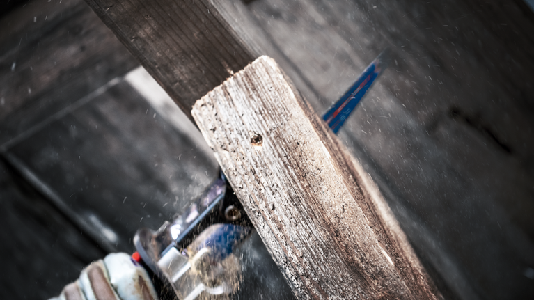 EXPERT ‘Multi Material’ S 956 XHM 軍刀鋸 1 件式 配戴安全設備的人員用往復鋸切割木板。