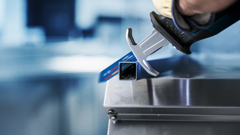 EXPERT ‘Thin Tough Metal’ S 922 EHM 軍刀鋸 1 件式 配戴安全設備的人員使用往復鋸切割金屬管。