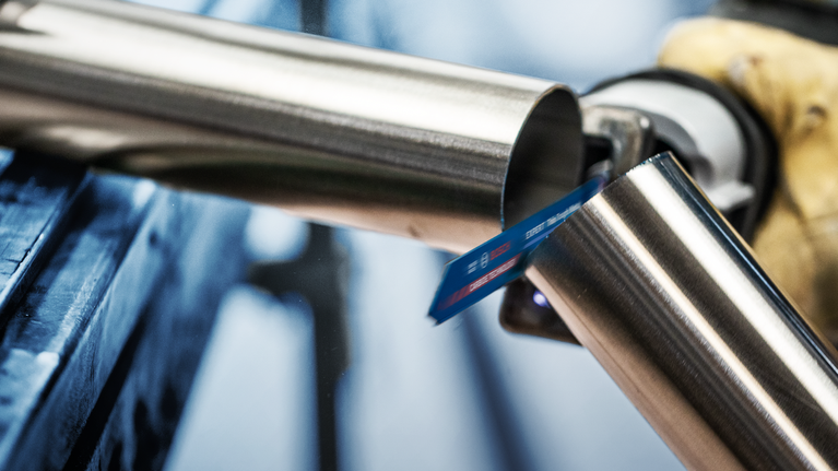 EXPERT ‘Thin Tough Metal’ S 922 EHM 軍刀鋸 1 件式 配戴安全設備的人員用往復鋸切割金屬管。