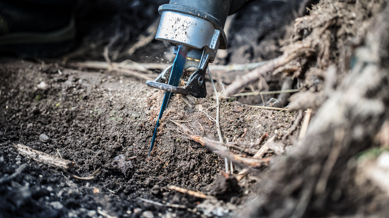 EXPERT ‘Tough Wood’ S 1142 KHM 軍刀鋸 1 件式 往復鋸切斷土壤中的樹根。