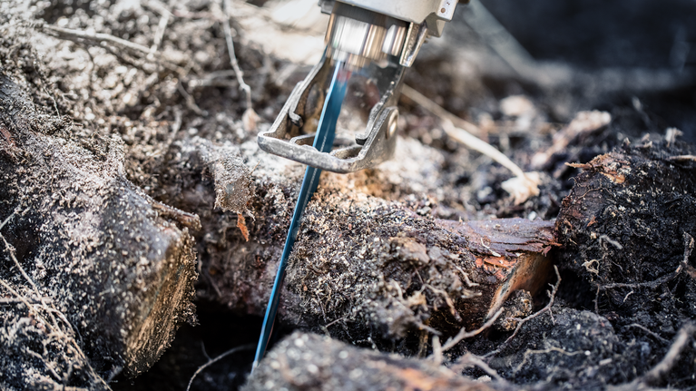 EXPERT ‘Tough Wood’ S 1142 KHM 軍刀鋸 1 件式 往復鋸片切斷地面上的粗樹枝。