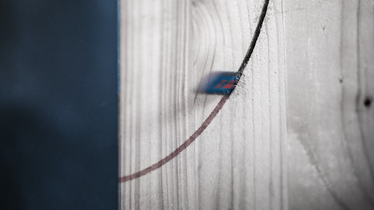 超耐久帶金屬木材專業款 S715LHM 軍刀鋸片 1 件式 曲線鋸刀片在木板上切割出一條曲線。