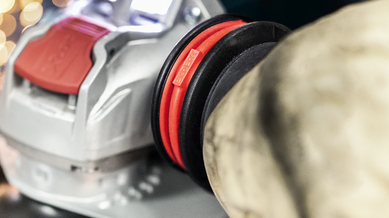 電動工具連接到大型柔性軟管接口，用於除塵。