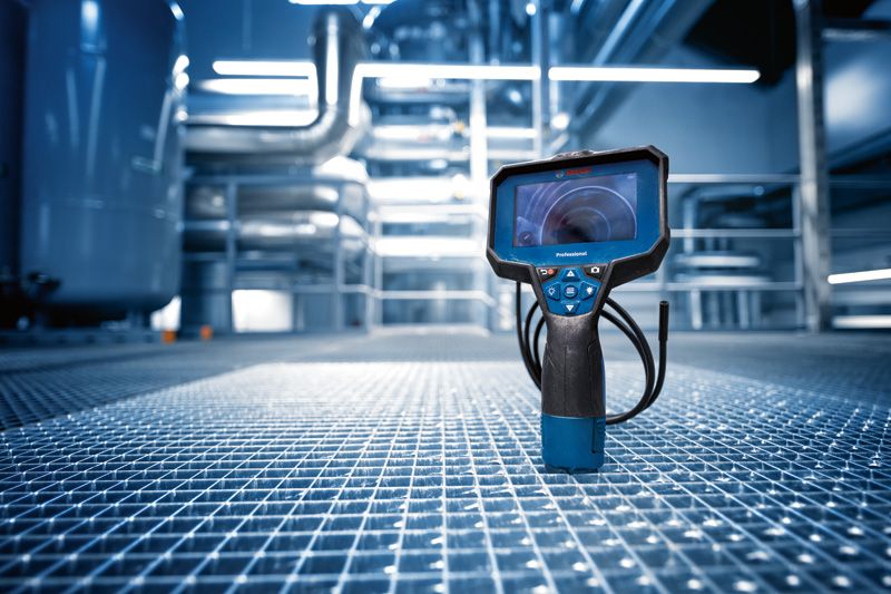 金屬地板上的檢測攝影機。