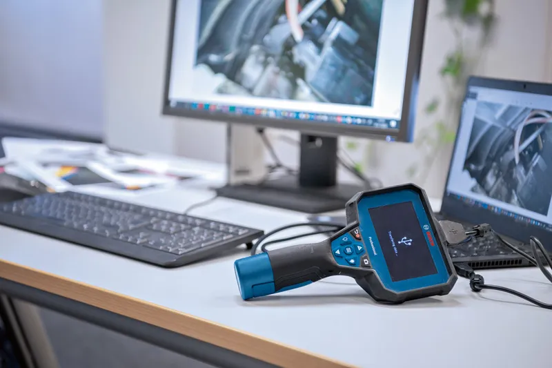 桌面上的內視鏡攝影機連接到一台顯示引擎影像的電腦。