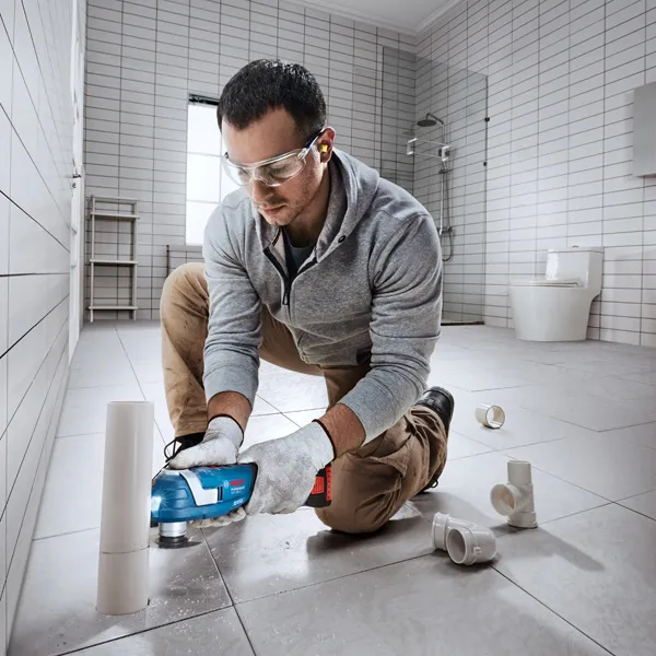 Bosch GOP 185-LI 無線多功能切割器，用於修剪 PVC 管。.