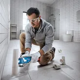 Bosch GOP 185-LI 無線多功能切割器，用於修剪 PVC 管。.