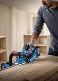 Bosch 185-LI 無線刨床可平整木材表面。