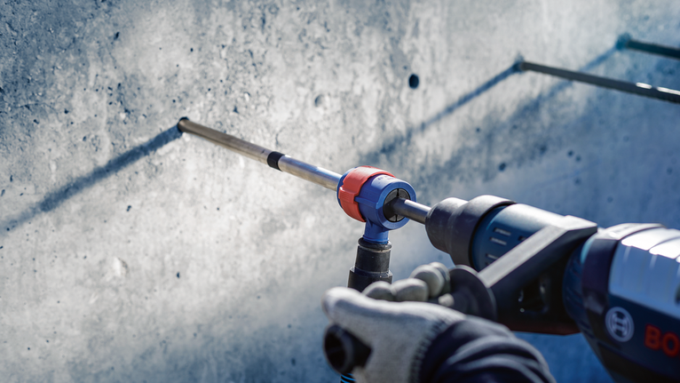 配戴安全設備的人員正在鑽入混凝土牆。