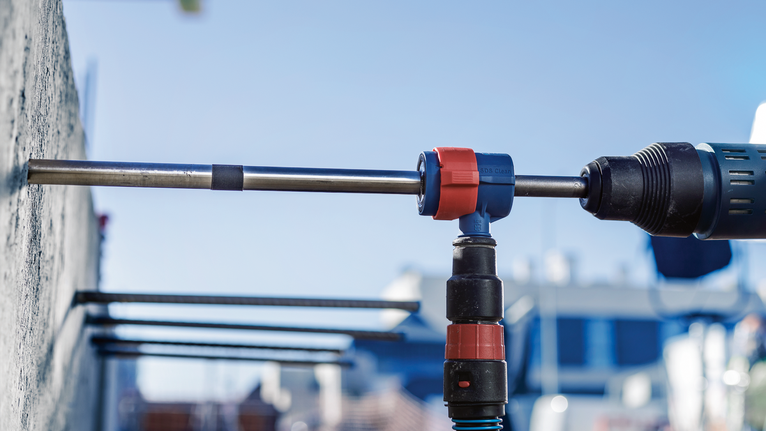 EXPERT SDS Clean plus-8X 四溝鎚鑽鑽頭套裝 20 x 400 x 550 旋轉錘在室外的混凝土牆上鑽孔。