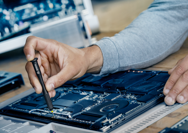 用於筆記型電腦維修的Bosch Pro 螺絲起子。.