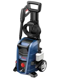 Bosch 200 高壓清洗機用於清潔任務。.