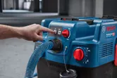 正在使用BoschGAS 12-40 MA 多功能提取器。