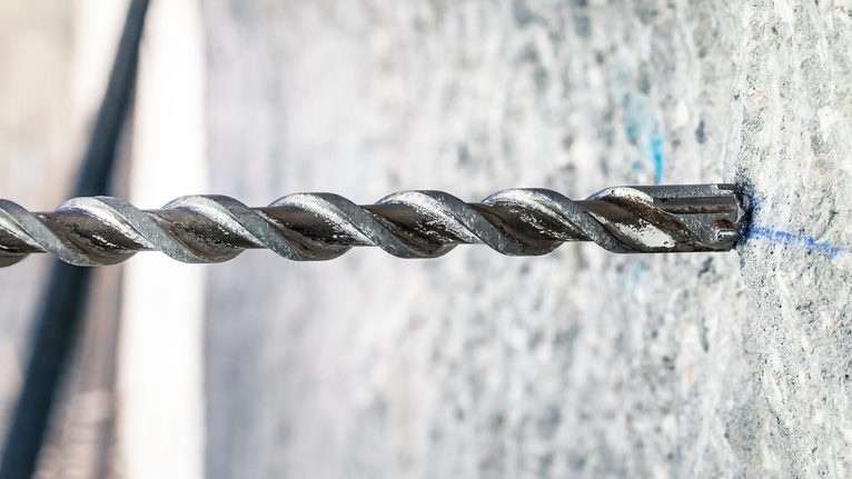 PRO SDS max-4 四溝鎚鑽鑽頭,12 x 200 x 340 mm 旋轉鎚鑽頭在混凝土牆上鑽孔。