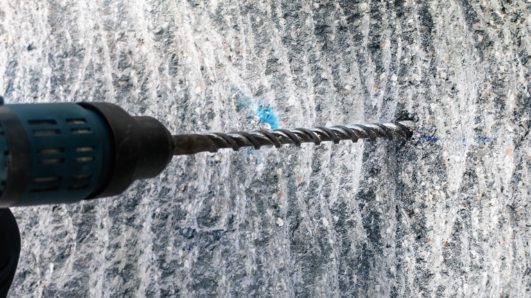 PRO SDS max-4 四溝鎚鑽鑽頭,12 x 200 x 340 mm 旋轉錘鑽入混凝土牆。