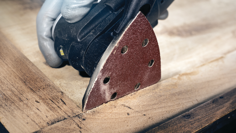 PRO F460 砂紙,93 x 93 mm,G60、G80、G120、G180、G240,10 件 配戴安全設備的人員使用細節打磨機打磨木質表面。