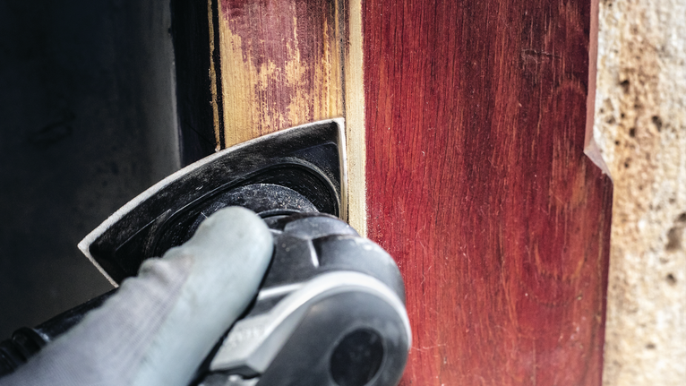 PRO F460 砂紙,93 x 93 mm,G60、G80、G120、G180、G240,10 件 配戴安全設備的人員使用電動工具打磨木門框。