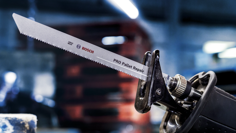 工業車間中帶有 PRO Pallet Repair 刀片的往復鋸。