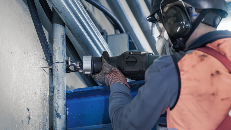 PRO Thick Metal 拆除鋸片 S930CF 軍刀鋸片,1.6 x 22 x 150 mm,5 件組 配戴安全設備的人員使用往復鋸切割金屬管路。