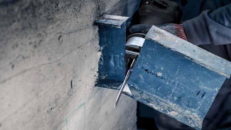 PRO Thick Metal 拆除鋸片 S930CF 軍刀鋸片,1.6 x 22 x 150 mm,5 件組 配戴安全設備的人員使用電動工具切割鋼樑。