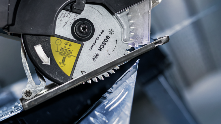 圓鋸片切割金屬板。