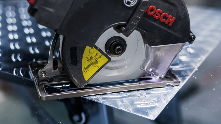 圓鋸切割金屬板。