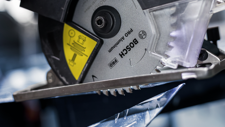 圓鋸片切割金屬板。