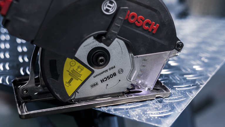 圓鋸切割金屬板。