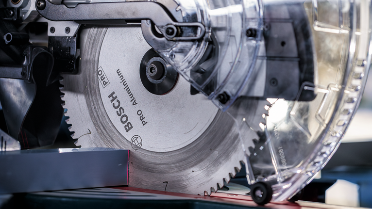 圓鋸片在車間切割金屬零件。