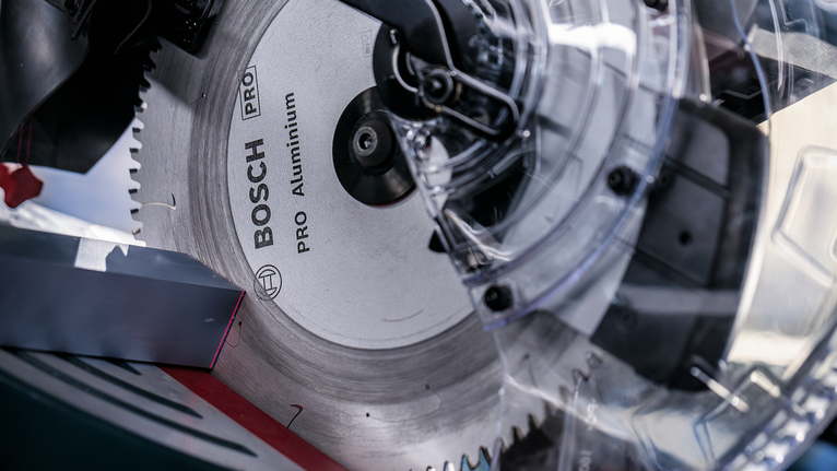 帶有透明刀片防護罩的圓鋸片的特寫。