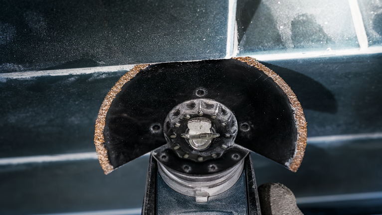 刀片磨損的切割工具切割瓷磚。